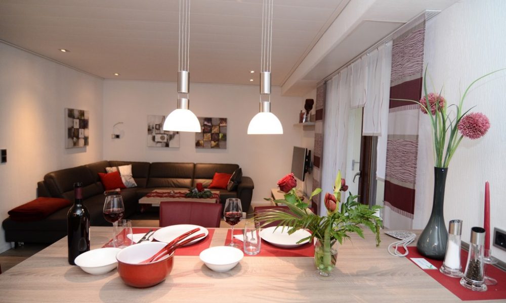 Bild zeigt die moderne Ferienwohnung Ehmann mit Blick von der Essinsel zum Wohnzimmer