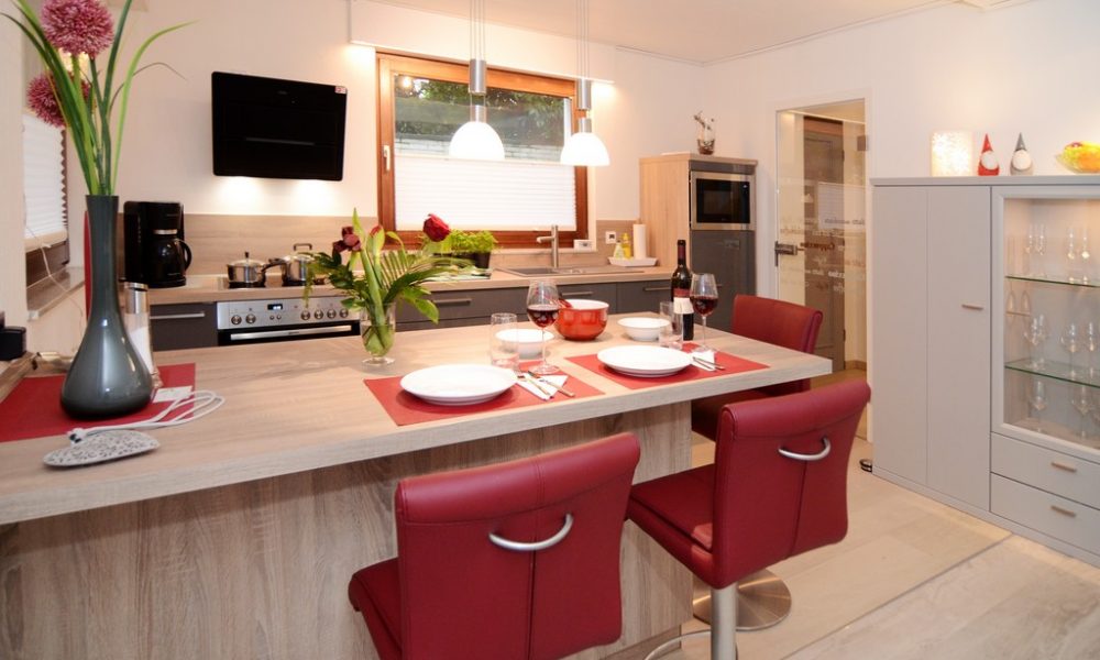 Bild zeigt die moderne Ferienwohnung Ehmann Sicht vom Kücheneingang zur Essinsel