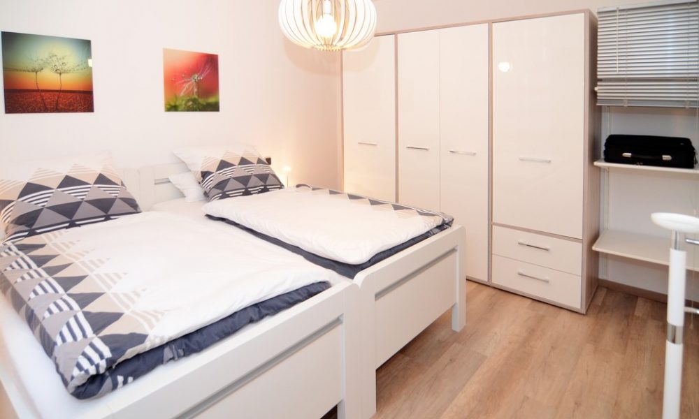 Bild zeigt die moderne Ferienwohnung Ehmann Schlafzimmer mit grossem Kleiderschrank
