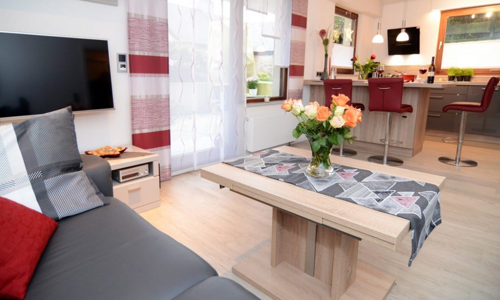 Bild zeigt die moderne Ferienwohnung Ehmann Wohnzimmer-Essinsel-Küche